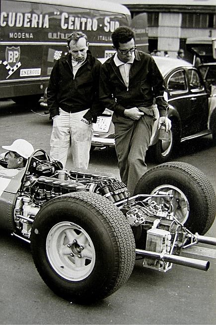 O Surtees με το μηχανικό Mauro Forghieri.